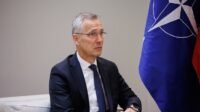 صورة ينس ستولتنبرغ، الأمين العام السابق لحلف الناتو، يتحدث عن العلاقات الأوروبية الروسية