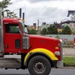 Drapeaux du Canada et des États-Unis, symbolisant les tensions commerciales.