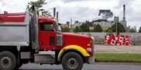 Drapeaux du Canada et des États-Unis, symbolisant les tensions commerciales.
