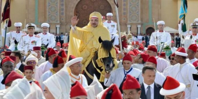 Le Roi Mohammed VI, accompagné du Prince Héritier Moulay El Hassan, du Prince Moulay Rachid et du Prince Moulay Ahmed, préside la cérémonie d’allégeance à la Place du Mechouar du Palais Royal de Tétouan, en commémoration de la Fête du Trône. Des officiels et des représentants des régions sont visibles, vêtus de tenues traditionnelles, dans un cadre solennel et majestueux.