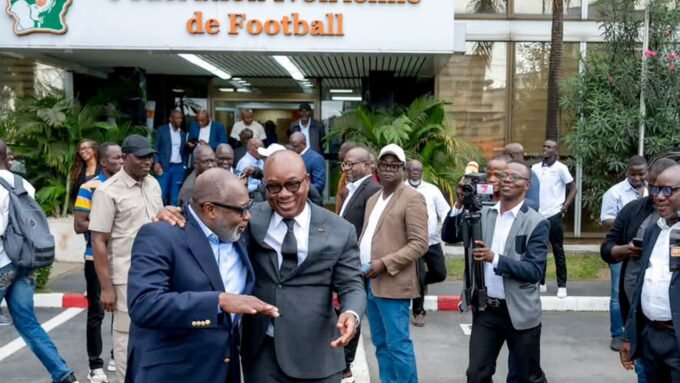 Yacine Idriss Diallo (à dr.) dépose sa candidature pour la présidence de la Fédération Ivoirienne de Football, le 10 août 2026, accompagné de Malick Tohé.