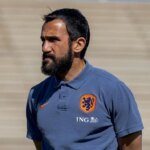 Adil Ramzi, l'ancien international marocain et nouvel entraîneur adjoint de la sélection des Pays-Bas, posant avec un sourire confiant.