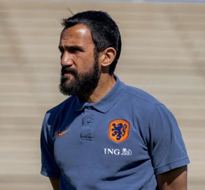 Football : Adil Ramzi parmi les adjoints du nouveau sélectionneur des Pays-Bas 9 Adil Ramzi, l'ancien international marocain et nouvel entraîneur adjoint de la sélection des Pays-Bas, posant avec un sourire confiant.
