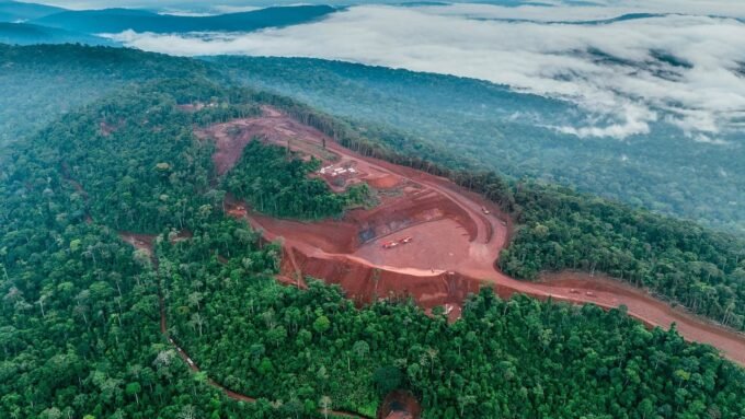 Vue aérienne du gisement de fer de Belinga dans la province de l'Ogooué-Ivindo, Gabon.