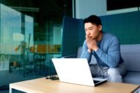 A founder transitioning into a CEO role, symbolized by a growing company chart and a leader delegating tasks.