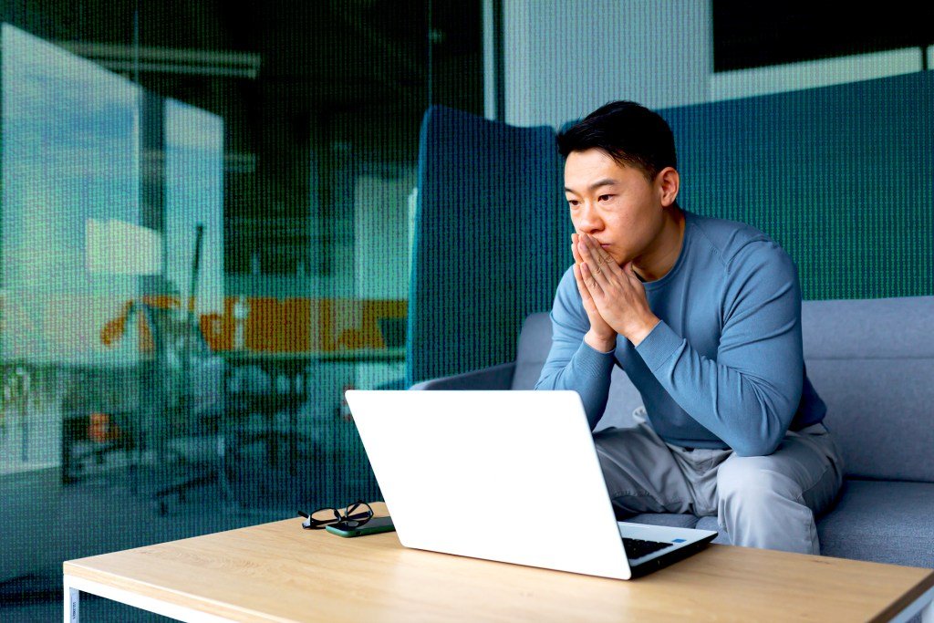 A founder transitioning into a CEO role, symbolized by a growing company chart and a leader delegating tasks.