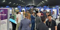 Vue générale du salon GITEX Africa Morocco, avec des participants interagissant et des stands technologiques, symbolisant l'innovation numérique en Afrique.