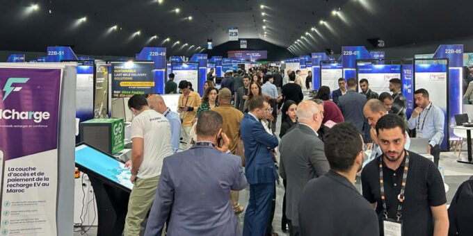 Vue générale du salon GITEX Africa Morocco, avec des participants interagissant et des stands technologiques, symbolisant l'innovation numérique en Afrique.