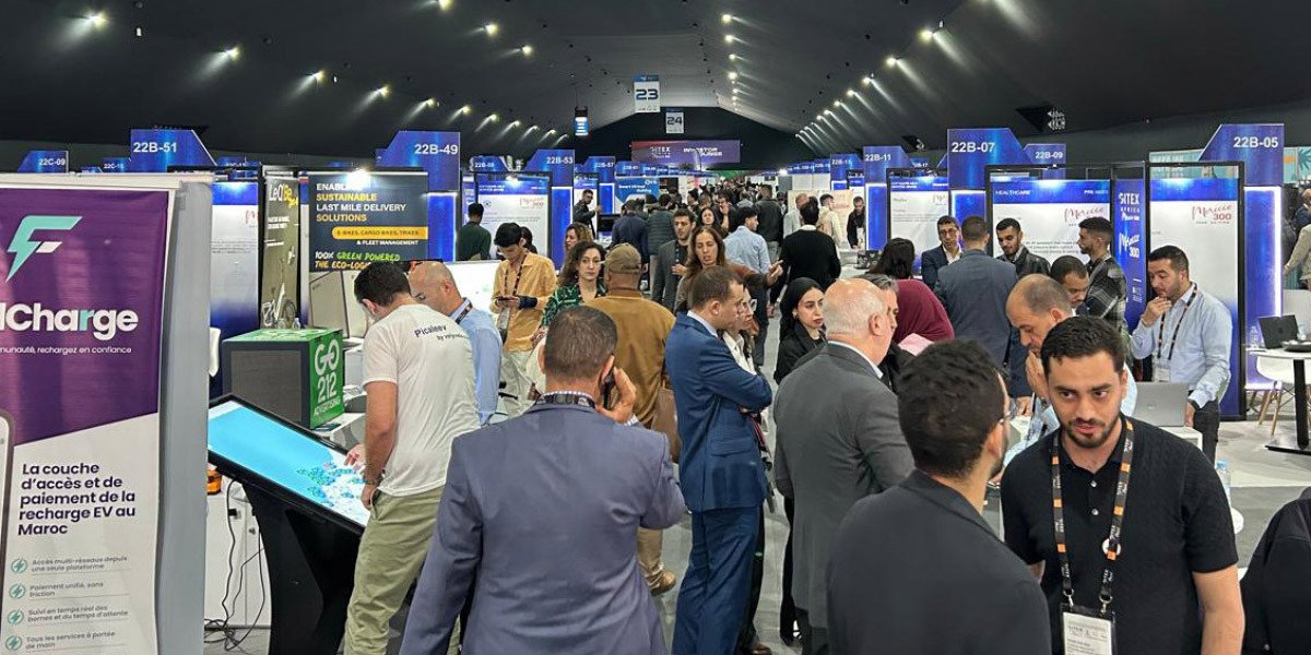 Vue générale du salon GITEX Africa Morocco, avec des participants interagissant et des stands technologiques, symbolisant l'innovation numérique en Afrique.