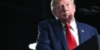 Un couple international, l'air préoccupé, devant une carte des États-Unis, symbolisant les défis de la GPA sous les politiques migratoires de Donald Trump.