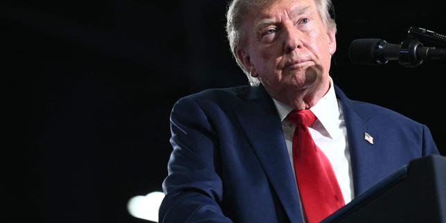 Un couple international, l'air préoccupé, devant une carte des États-Unis, symbolisant les défis de la GPA sous les politiques migratoires de Donald Trump.