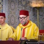 Le Roi Mohammed VI du Maroc, symbole de la grâce royale, à l'occasion de l'anniversaire de la Révolution du Roi et du Peuple.