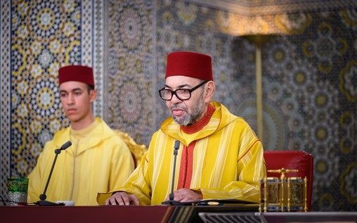 Le Roi Mohammed VI du Maroc, symbole de la grâce royale, à l'occasion de l'anniversaire de la Révolution du Roi et du Peuple.