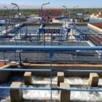 Vue aérienne d'une infrastructure de traitement d'eau, symbolisant la résilience et la modernisation des systèmes d'approvisionnement en eau potable de l'ONEE dans le Grand Agadir.