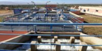 Vue aérienne d'une infrastructure de traitement d'eau, symbolisant la résilience et la modernisation des systèmes d'approvisionnement en eau potable de l'ONEE dans le Grand Agadir.