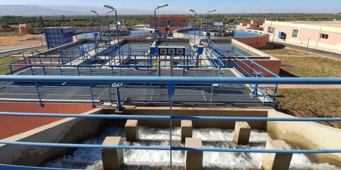 Vue aérienne d'une infrastructure de traitement d'eau, symbolisant la résilience et la modernisation des systèmes d'approvisionnement en eau potable de l'ONEE dans le Grand Agadir.