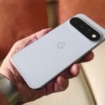 Le Google Pixel 11, avec son nouveau bloc optique intégré et son dos brillant.