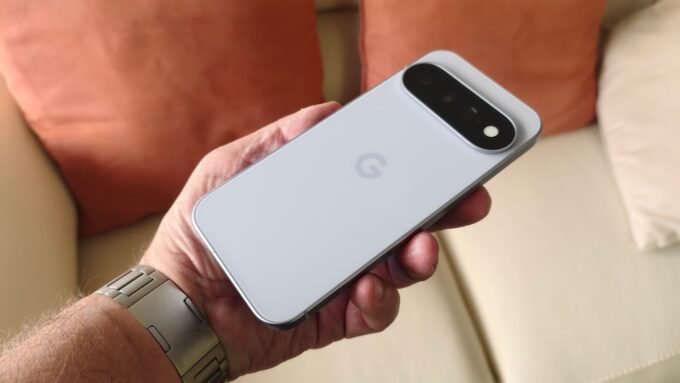Le Google Pixel 11, avec son nouveau bloc optique intégré et son dos brillant.