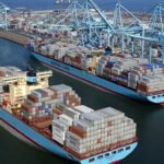 Vue aérienne d'un port marocain moderne avec des conteneurs et des navires, symbolisant la modernisation et la compétitivité du secteur portuaire.