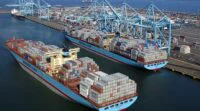 Vue aérienne d'un port marocain moderne avec des conteneurs et des navires, symbolisant la modernisation et la compétitivité du secteur portuaire.
