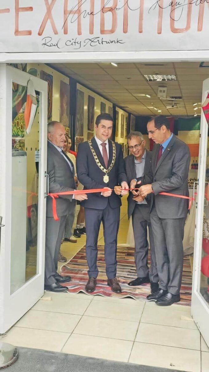 Découvrez l'exposition captivante du peintre marocain Khalid Kanjaoui à Kilkenny, Irlande, un événement culturel majeur renforçant les liens Maroc-Irlande.