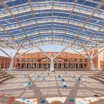 Vue aérienne de l'Université Mohammed VI Polytechnique (UM6P) à Benguerir, Maroc, avec des bâtiments modernes et des espaces verts.