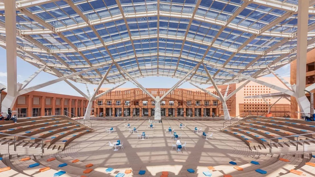 Vue aérienne de l'Université Mohammed VI Polytechnique (UM6P) à Benguerir, Maroc, avec des bâtiments modernes et des espaces verts.