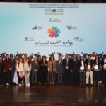 Jeunes lauréats marocains souriants et fiers, tenant leurs trophées du Prix Maroc Jeunesse 2026, symbolisant l'innovation et l'engagement pour l'avenir du Royaume.