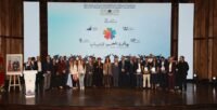 Jeunes lauréats marocains souriants et fiers, tenant leurs trophées du Prix Maroc Jeunesse 2026, symbolisant l'innovation et l'engagement pour l'avenir du Royaume.