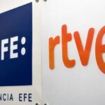 Journaliste avec caméra et microphone devant un poste frontière, symbolisant les entraves à la liberté de la presse à Ceuta et Fnideq.