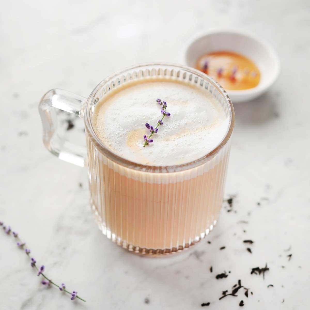 Embrace the Mist: Crafting the Perfect London Fog Tea Latte at Home 3 A steaming mug of homemade London Fog tea latte, topped with frothy milk and a sprinkle of dried lavender.