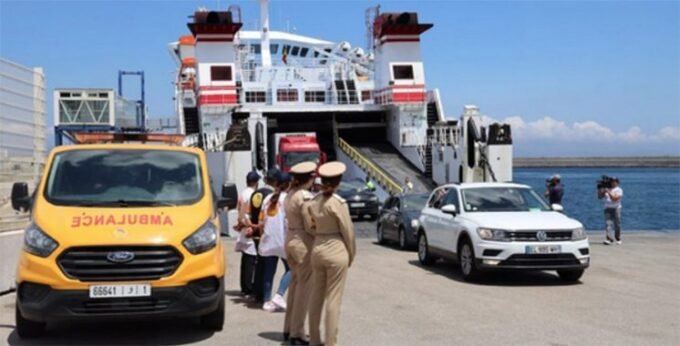 Vue aérienne du port Tanger Med avec des navires et des véhicules, symbolisant l'afflux des MRE lors de l'opération Marhaba 2026.