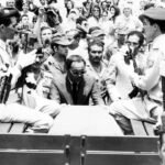 Le roi Hassan II rend un dernier hommage aux victimes de la tentative de coup d’État de Skhirat, lors de leurs funérailles, à Rabat, le 15 juillet 1971. © AFP