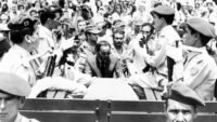 Le roi Hassan II rend un dernier hommage aux victimes de la tentative de coup d’État de Skhirat, lors de leurs funérailles, à Rabat, le 15 juillet 1971. © AFP