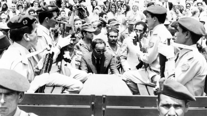 Le roi Hassan II rend un dernier hommage aux victimes de la tentative de coup d’État de Skhirat, lors de leurs funérailles, à Rabat, le 15 juillet 1971. © AFP