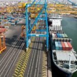 Vue aérienne d'un port marocain avec des conteneurs et des navires, symbolisant la croissance de l'activité portuaire.