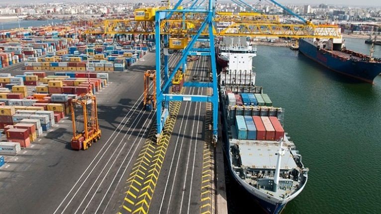 Maroc : L'Élan Maritime S'Accélère avec une Croissance Portuaire de 14,4% au Premier Semestre 2026 3 Vue aérienne d'un port marocain avec des conteneurs et des navires, symbolisant la croissance de l'activité portuaire.