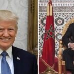 Vue aérienne de la voie express Tiznit-Dakhla, la « Donald J. Trump Highway », serpentant à travers les paysages du Sahara marocain, avec un panneau indiquant son nom.
