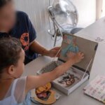 Des familles marocaines se retrouvant au Maroc, symbolisant le lien fort entre la diaspora et la mère patrie.