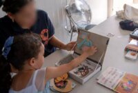 Des familles marocaines se retrouvant au Maroc, symbolisant le lien fort entre la diaspora et la mère patrie.