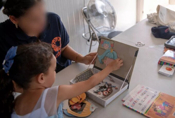 Des familles marocaines se retrouvant au Maroc, symbolisant le lien fort entre la diaspora et la mère patrie.