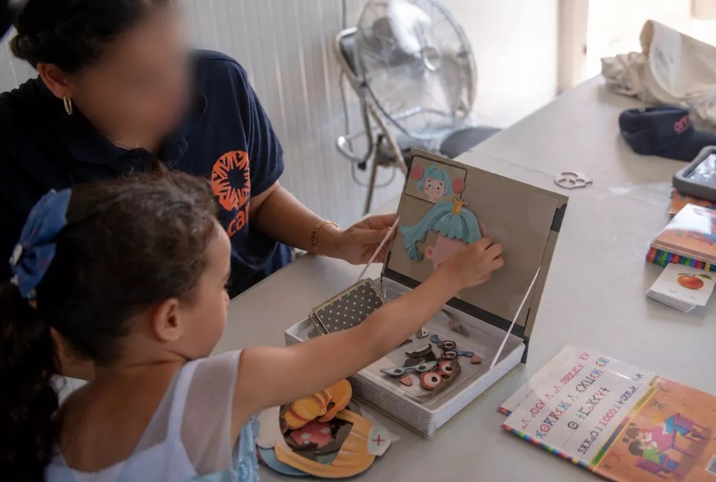 Des familles marocaines se retrouvant au Maroc, symbolisant le lien fort entre la diaspora et la mère patrie.