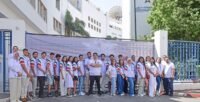 Groupe de jeunes Marocains résidant à l'étranger participant à l'université d'été, souriants et engagés.