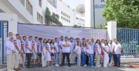 Groupe de jeunes Marocains résidant à l'étranger participant à l'université d'été, souriants et engagés.