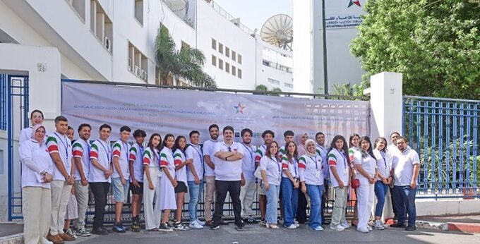 Groupe de jeunes Marocains résidant à l'étranger participant à l'université d'été, souriants et engagés.