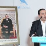 Mohamed Chaouki, président du RNI, échange avec des citoyens et militants lors d'une rencontre de proximité à Midelt, abordant les enjeux locaux et les prochaines élections.