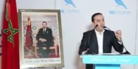 Mohamed Chaouki, président du RNI, échange avec des citoyens et militants lors d'une rencontre de proximité à Midelt, abordant les enjeux locaux et les prochaines élections.