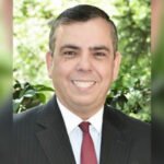 Vue aérienne de la côte marocaine, avec la mer Méditerranée en arrière-plan, symbolisant la position stratégique du Maroc dans la gestion des flux migratoires.