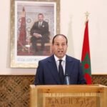 Vue aérienne des points de passage frontaliers entre le Maroc et les enclaves espagnoles de Sebta et Melilia, avec des personnes tentant de traverser.