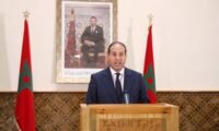 Vue aérienne des points de passage frontaliers entre le Maroc et les enclaves espagnoles de Sebta et Melilia, avec des personnes tentant de traverser.
